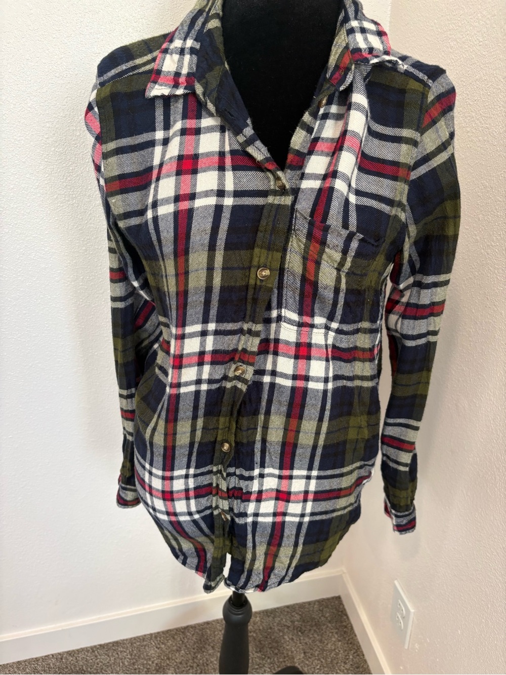 American Eagle Boyfriend Fit Soft Flannel Size Medium